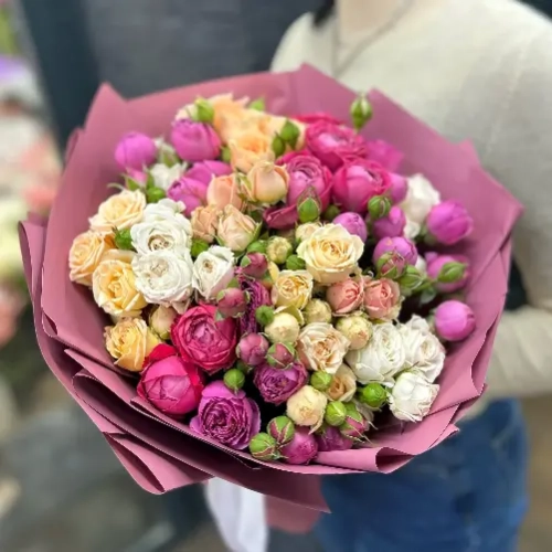 Букет из 15 кустовых роз-микс " Радуга эмоций" в Москве