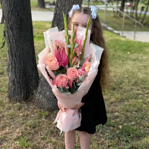 Букет на 1 сентября с гладиолусами, розами и антуриумом в Москве
