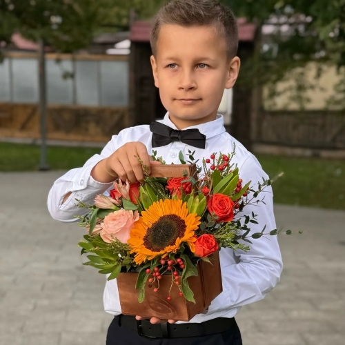 Деревянный ящик с подсолнухом, розами и калиной в Москве