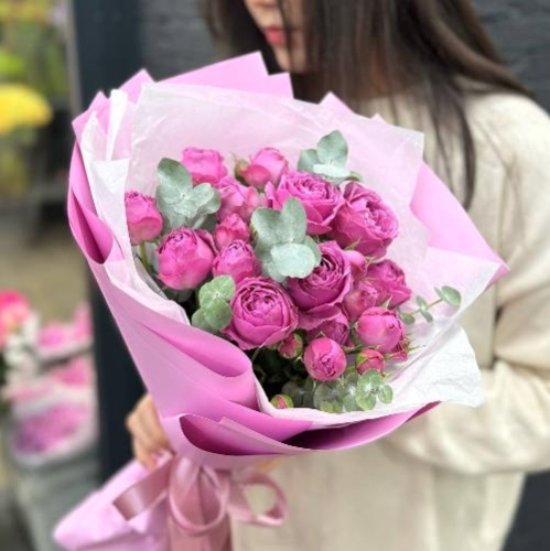 Букет из пионовидных роз Мисти Баблс и эвкалипта в Москве