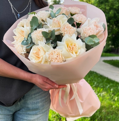 Букет "Фарфалле" из ароматных роз Эквадор Охара и диантусов в Москве