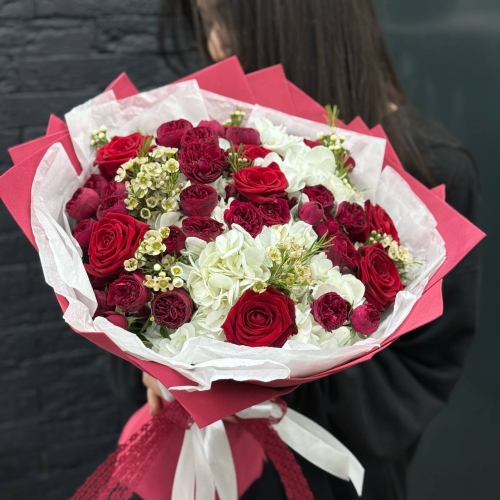 Букет " Гранатовый десерт"  с розами, гортензиями и шамелациумом в Москве