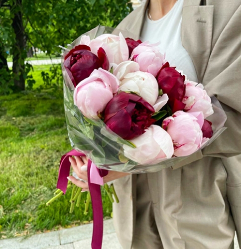 Букет из 15 пионов в Москве