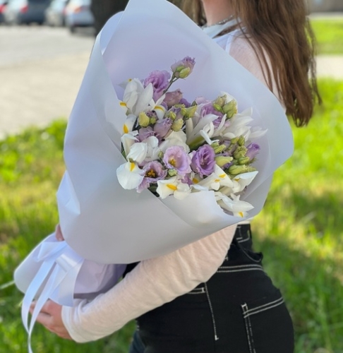 Букет "Вива ла дива" из эустом и ирисов в Москве