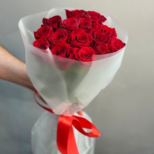 Букетик из 15 красных роз (50 см) в Москве