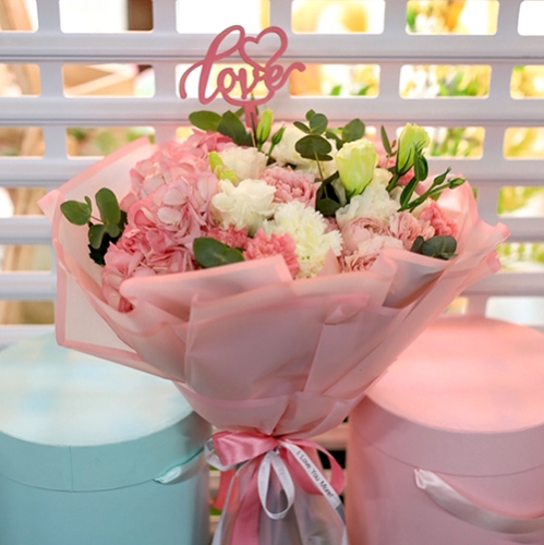 Нежный микс гортензий и пионовидных роз Джульетта в Москве