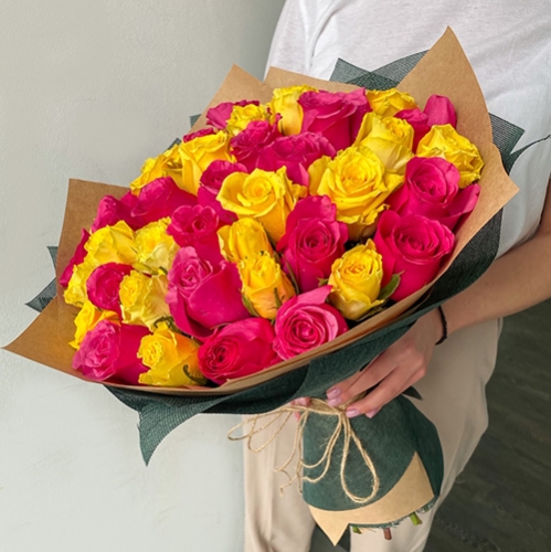Букет из 51 малиновой и лимонной розы (40 см) в Москве