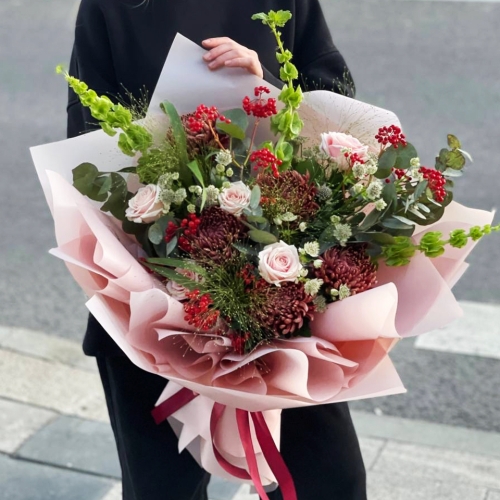 Букет "Вернисаж" из калины, хризантем Бигоуди, молюцеллы, паникума, роз и астранции в Москве