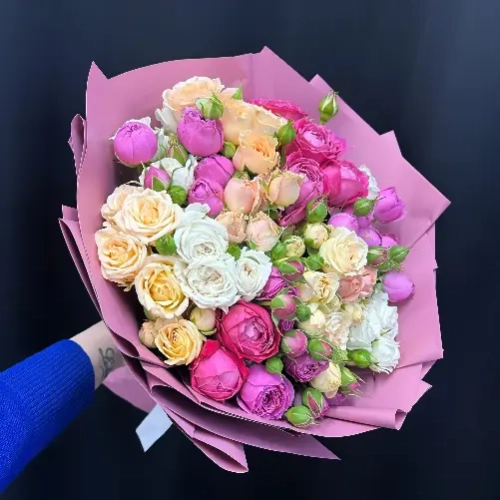 Букет из 15 кустовых роз-микс " Радуга эмоций" в Москве