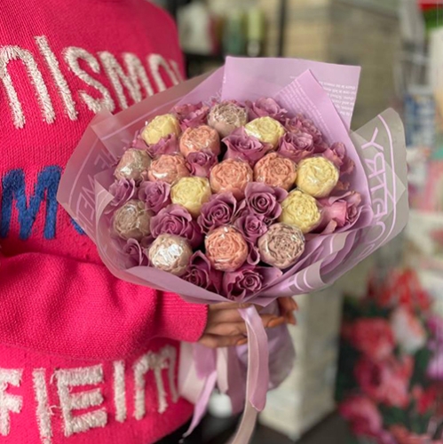 Букет из роз и шоколадных пионов в Москве