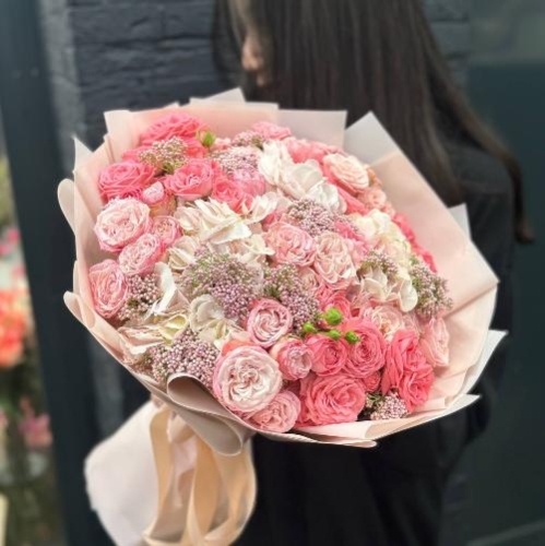 Микс с гортензиями, розами и озотамнусом " Коралловый риф" в Москве