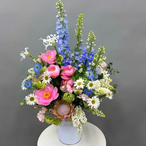 Авторская композиция в металическом кашпо с пионами " Вдохновение" в Москве