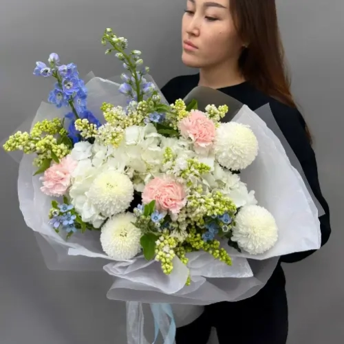 Букет "Элиза" с горетнзиями, дельфиниумом и сиренью в Москве