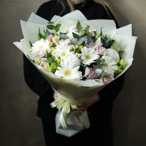Букет "Вайт дрим" из гербер, орхидей, хризантем Момоко и эустом в Москве