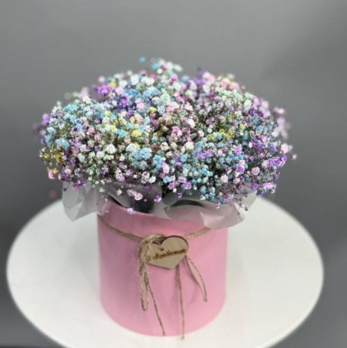 Композиция из разноцветной гипсофилы в розовой коробке в Москве