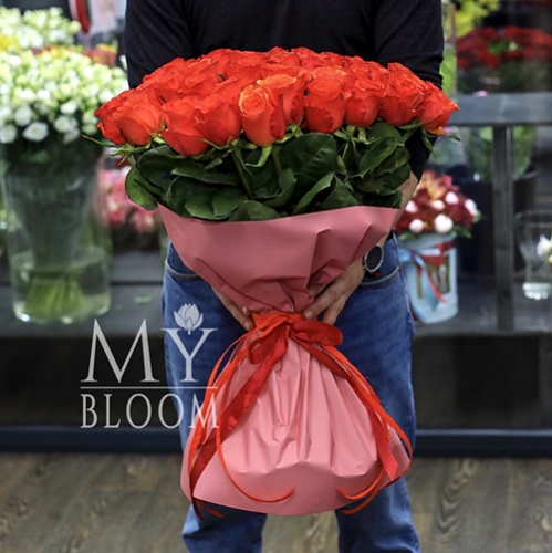 Букет 51 коралловая роза (60 см) в Москве