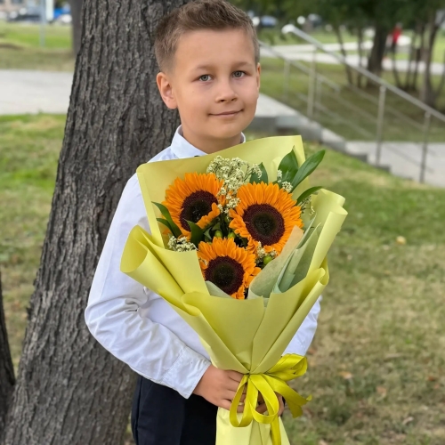Букет на 1 сентября из 3 подсолнухов и лимониума в Москве