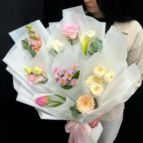 Трендовый букет " Цветочная азбука" в белой пленке в Москве