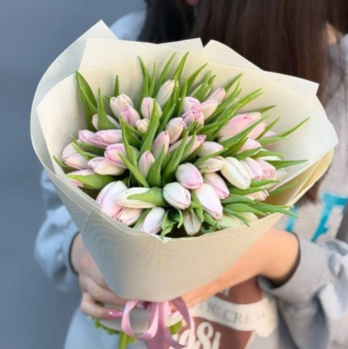 Букет 49 бело-розовых тюльпанов в Москве
