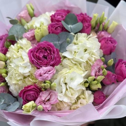 Микс-букет с пионовидными розами, белыми гортензиями и эустомой в Москве