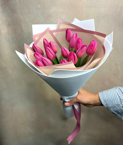 Букет из 15 малиновых тюльпанов в Москве