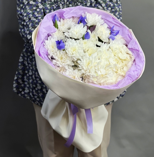 Букет "Грация" из ирисов, гортензии и кустовых хризантем в Москве