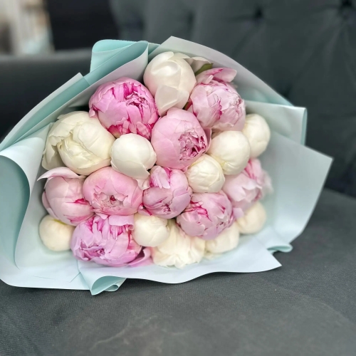 Микс из 19 бело-розовых пионов в Москве