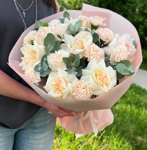 Букет "Фарфалле" из ароматных роз Эквадор Охара и диантусов в Москве