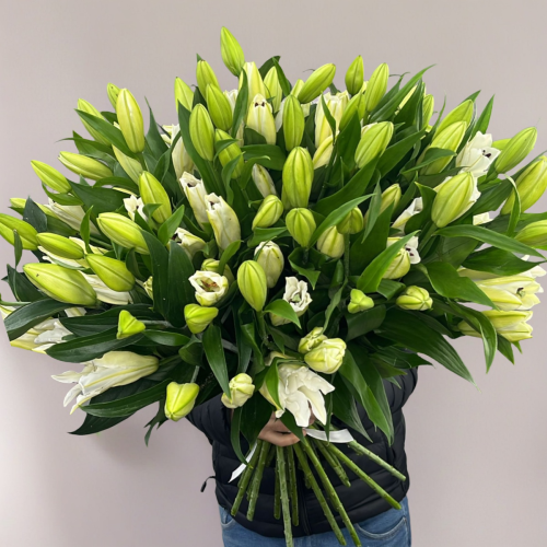 Объемный букет из 27 ароматных белых лилий в Москве