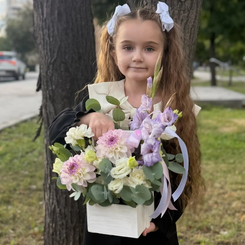 Композиция с георгинами на 1 сентября в белом ящике в Москве