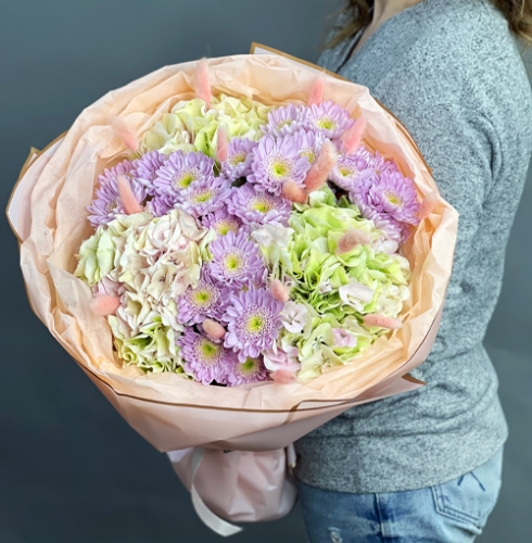 Букет "Исчезнет грусть" из Голландских гортензий, кустовых хризантем и лагуруса в Москве