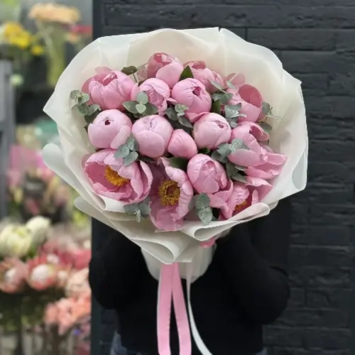 Букет из 15 лососевых пионов с эвкалиптом в Москве