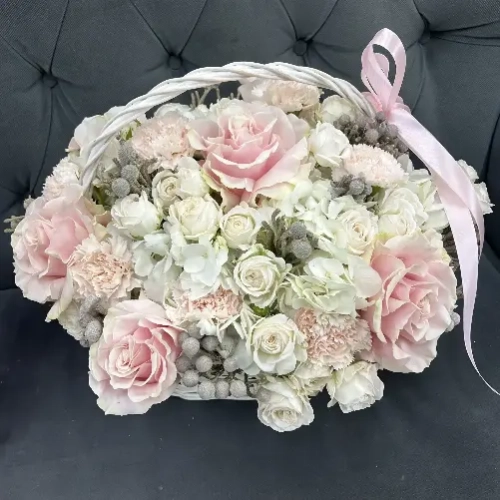 Нежная композиция в корзине с французскими розами, гортензиями и гвоздикой в Москве