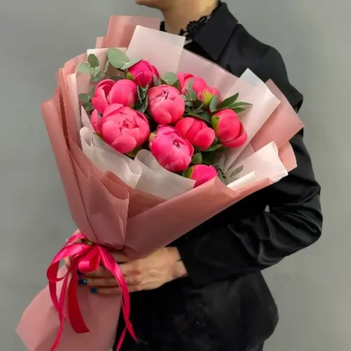 Букет из 9 коралловых пионов с эвкалиптом в двухслойной упаковке в Москве