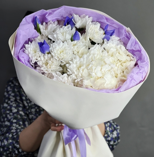 Букет "Грация" из ирисов, гортензии и кустовых хризантем в Москве