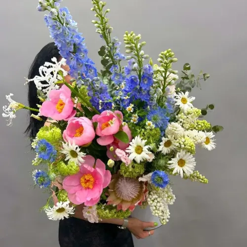 Авторская композиция в металическом кашпо с пионами " Вдохновение" в Москве