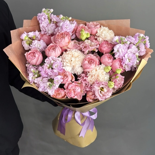 Букет "Амели" из ароматных маттиол, пионовидных кустовых роз Джульетта  эустом и диантусов в Москве