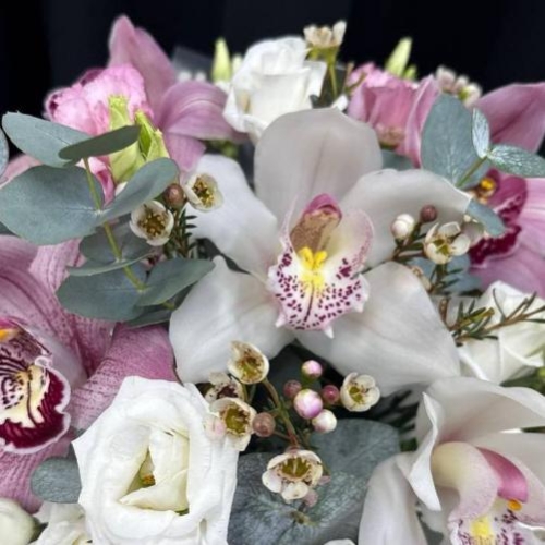 Композиция в коробке "Нежность чувств" с белыми орхидеями и эустомой в Москве