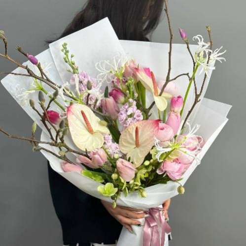 Авторский букет с антуриумами, ранункулюсами и цветущими ветками магнолии в Москве