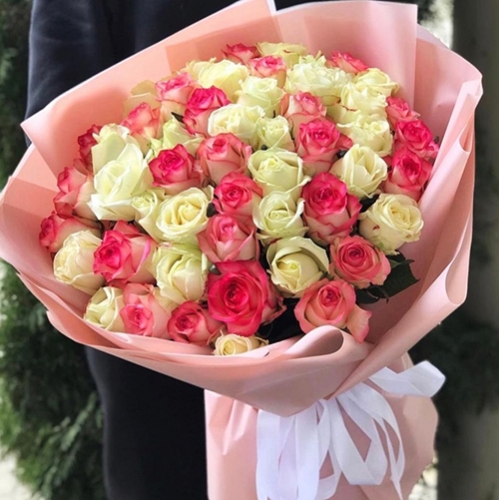 Букет "Первый поцелуй" из 59 Джумилии и белых роз микс (50 см) в Москве