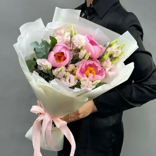 Нежный микс из лососевых пионов и эустомы в Москве