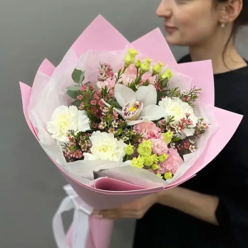 Букет с королевской орхидеей, диантусами, эустомой и шамелациумом в Москве
