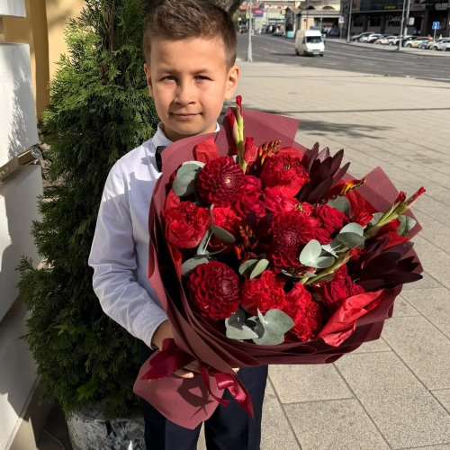 Букет с георгинами, розами и леукадендроном в Москве