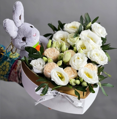 Композиция в коробке сердца из шоколадных пионов и эустом в Москве