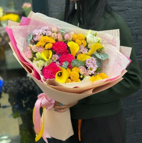 Яркий микс с желтыми каллами, сантини, розой и гвоздикой в Москве