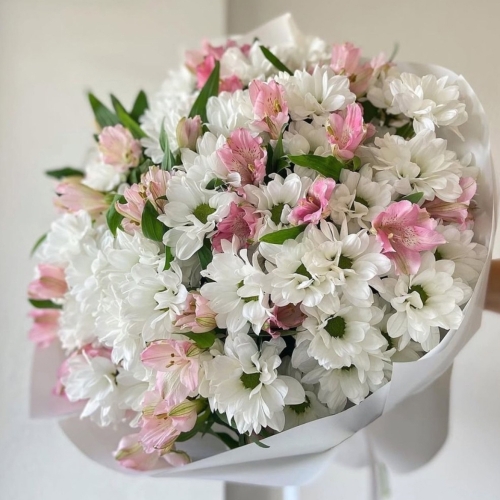 Букет "Вивиан" из кустовых хризантем и нежных альстромерий в Москве