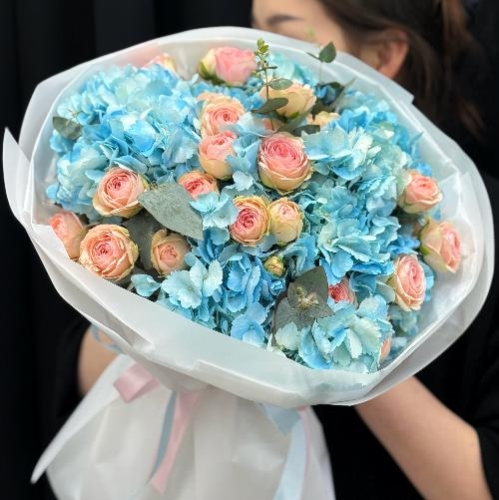 Букет " Лазурный берег" из гортензий и кустовых роз в Москве