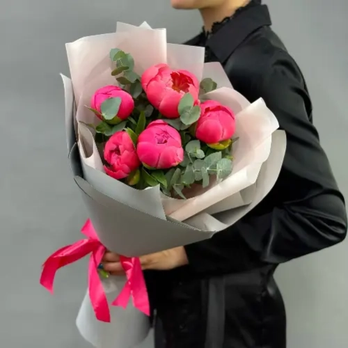 Букет " Элизиум" из 5 коралловых пионов с эвкалиптом  в Москве